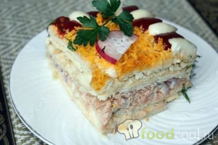 Рыбный салатик - торт с крекерами
